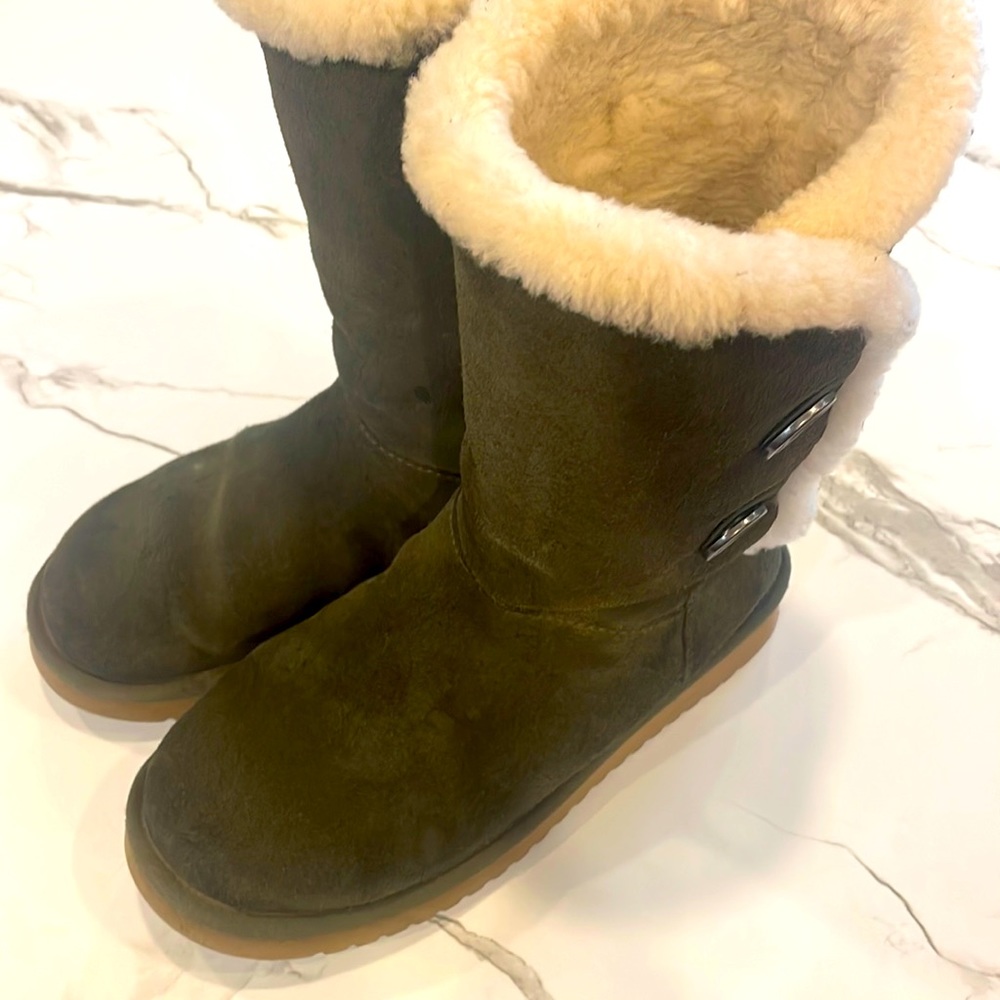 Ugg Koolaburra Boot, Size 7, Olive Green, 2 button closure, Winter boot, warm